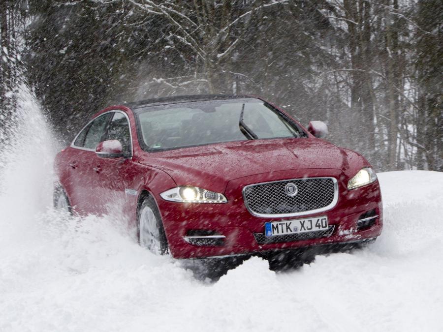  Jaguar XJ AWD 2012 года  (фото 2 из 15)